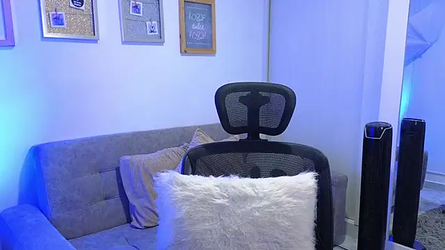 Snapshot of annylouis chatting on November 19, 7:36 pm annylouis online show from November 19, 7:36 pm