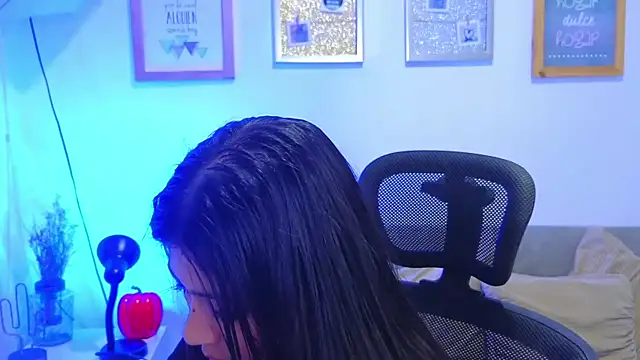 Snapshot of annylouis chatting on November 5, 7:50 pm annylouis online show from November 5, 7:50 pm