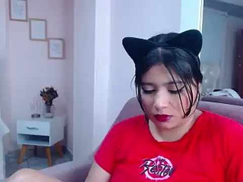 Snapshot of annylouis chatting on February 11, 1:41 am annylouis online show from February 11, 1:41 am