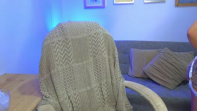 Snapshot of annylouis chatting on December 2, 7:15 pm annylouis online show from December 2, 7:15 pm