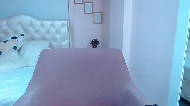 Snapshot of annylouis chatting on January 31, 2:26 am annylouis online show from January 31, 2:26 am