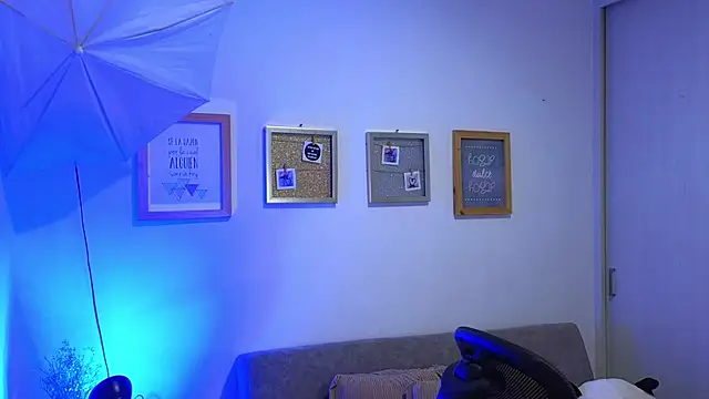 Snapshot of annylouis chatting on November 21, 7:24 pm annylouis online show from November 21, 7:24 pm