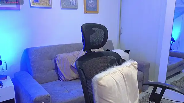 Snapshot of annylouis chatting on November 24, 7:14 pm annylouis online show from November 24, 7:14 pm