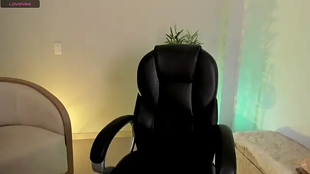 NiaBennet  online show from January 10, 9:10 pm