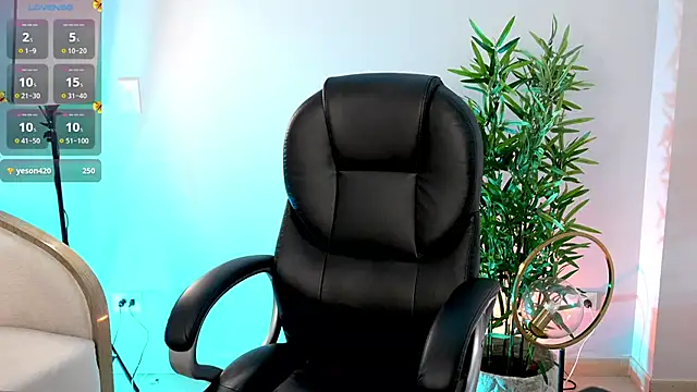 NiaBennet  online show from April 11, 2:08 am