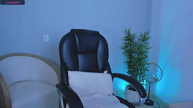 NiaBennet  online show from October 24, 9:25 pm