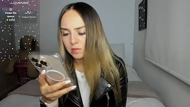 sophi mooreno online show from April 8, 1:29 am