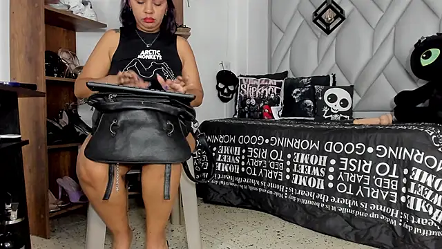 Snapshot of MirandaHaguen chatting on May 19, 9:11 pm MirandaHaguen online show from May 19, 9:11 pm