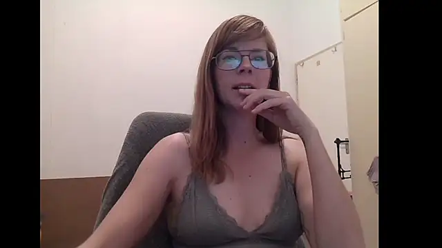 SavannaGirly online show from June 4, 8:30 am