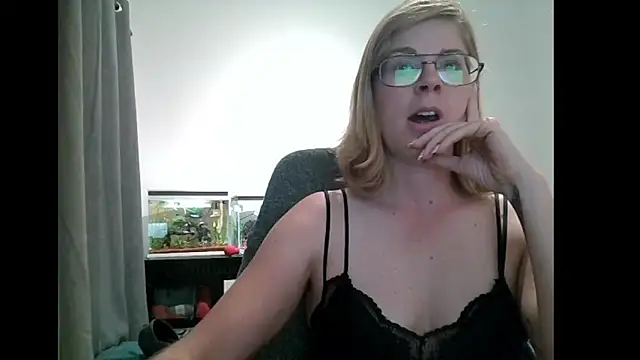 Snapshot of SavannaGirly chatting on March 14, 5:02 pm SavannaGirly online show from March 14, 5:02 pm