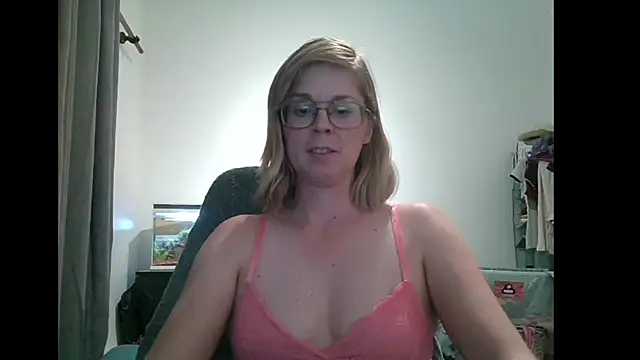 Snapshot of SavannaGirly chatting on February 23, 6:01 pm SavannaGirly online show from February 23, 6:01 pm