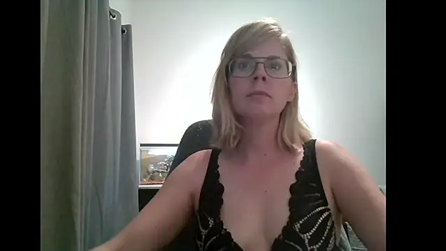 Snapshot of SavannaGirly chatting on February 17, 5:44 pm SavannaGirly online show from February 17, 5:44 pm