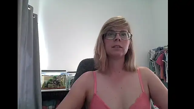 Snapshot of SavannaGirly chatting on March 12, 9:23 am SavannaGirly online show from March 12, 9:23 am