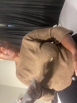 Snapshot of Cardiebae89 chatting on February 27, 12:11 am Cardiebae89 online show from February 27, 12:11 am