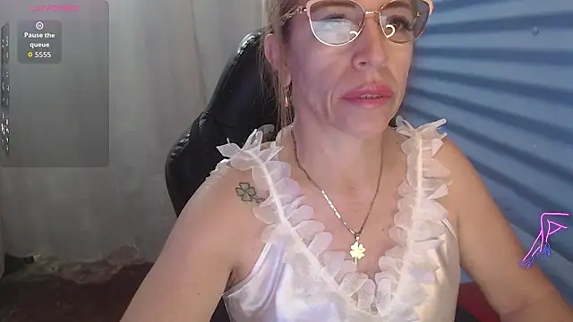 Snapshot of Chayla_Ruiz chatting on June 16, 11:21 am Chayla Ruiz online show from June 16, 11:21 am