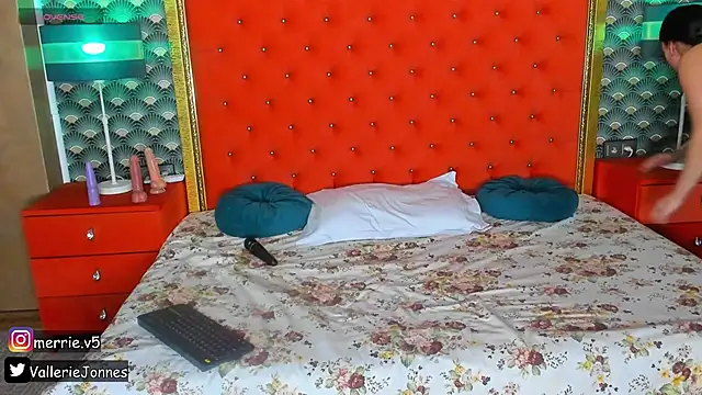 VallerieJones online show from February 25, 12:00 am