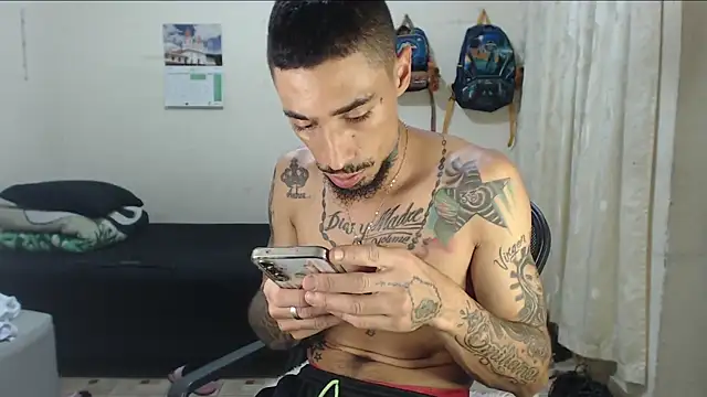 Snapshot of emiliano_hottt chatting on April 24, 8:55 pm emiliano hottt online show from April 24, 8:55 pm