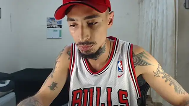 Snapshot of emiliano_hottt chatting on April 20, 9:27 pm emiliano hottt online show from April 20, 9:27 pm