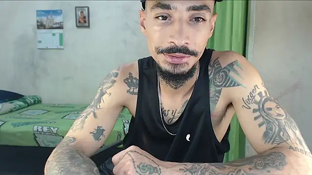 Snapshot of emiliano_hottt chatting on June 2, 1:11 pm emiliano hottt online show from June 2, 1:11 pm