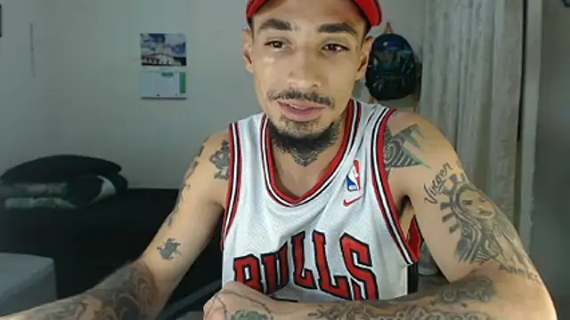 Snapshot of emiliano_hottt chatting on April 23, 1:34 am emiliano hottt online show from April 23, 1:34 am