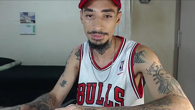 Snapshot of emiliano_hottt chatting on April 28, 2:27 am emiliano hottt online show from April 28, 2:27 am