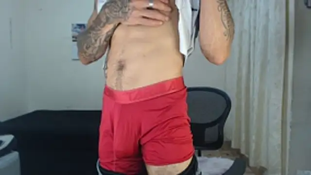 Snapshot of emiliano_hottt chatting on April 23, 12:29 pm emiliano hottt online show from April 23, 12:29 pm