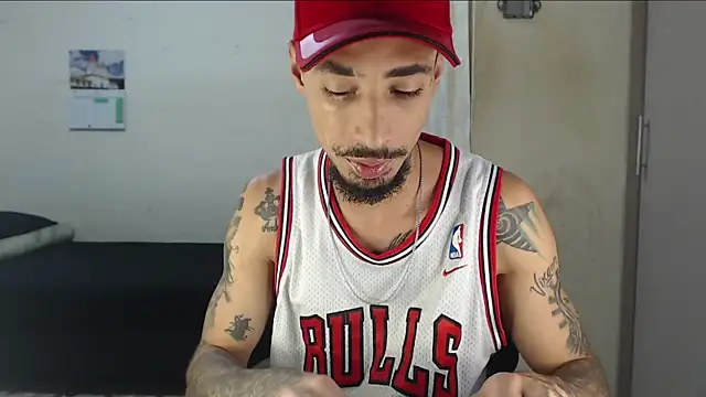 Snapshot of emiliano_hottt chatting on April 27, 1:53 pm emiliano hottt online show from April 27, 1:53 pm