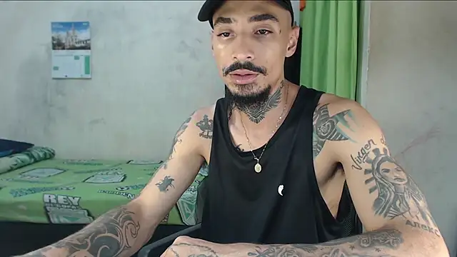 Snapshot of emiliano_hottt chatting on May 31, 8:53 pm emiliano hottt online show from May 31, 8:53 pm