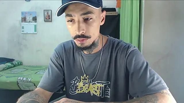 Snapshot of emiliano_hottt chatting on June 10, 12:28 pm emiliano hottt online show from June 10, 12:28 pm