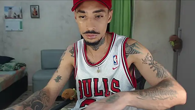 Snapshot of emiliano_hottt chatting on July 21, 2:29 pm emiliano hottt online show from July 21, 2:29 pm