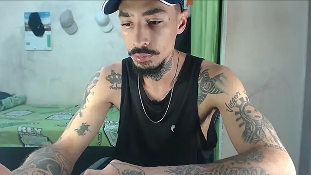 Snapshot of emiliano_hottt chatting on May 30, 1:39 pm emiliano hottt online show from May 30, 1:39 pm