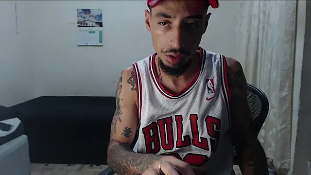 Snapshot of emiliano_hottt chatting on April 24, 2:02 am emiliano hottt online show from April 24, 2:02 am