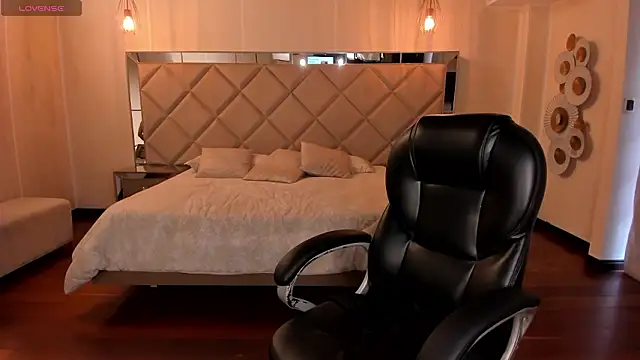 Snapshot of MaryLewis_ chatting on February 15, 12:48 pm MaryLewis online show from February 15, 12:48 pm