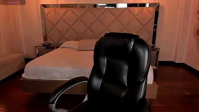 MaryLewis  online show from April 12, 6:00 pm