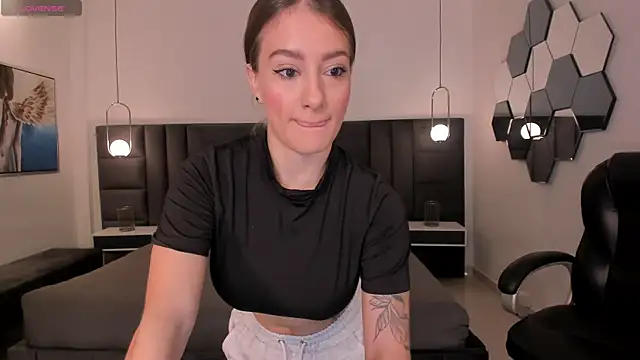 Snapshot of MaryLewis_ chatting on January 18, 11:57 am MaryLewis online show from January 18, 11:57 am