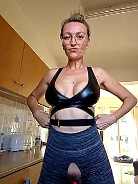 Snapshot of MissMialicious chatting on October 23, 7:07 am MissMialicious online show from October 23, 7:07 am