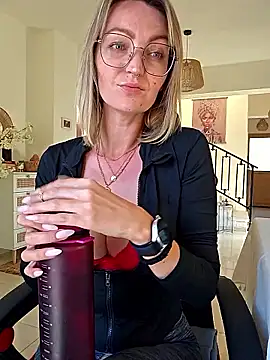 MissMialicious online show from April 9, 2:34 pm