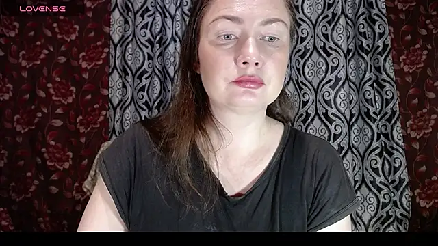 Snapshot of EmilyDoth chatting on November 17, 2:04 am EmilyDoth online show from November 17, 2:04 am