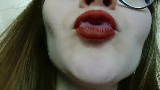 Snapshot of KiraGoldens chatting on October 26, 5:41 am KiraGoldens online show from October 26, 5:41 am