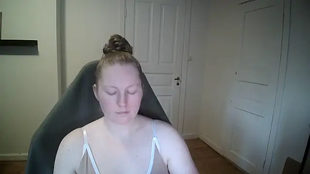 Snapshot of Girlnina-1995 chatting on February 5, 1:44 pm Girlnina-1995 online show from February 5, 1:44 pm