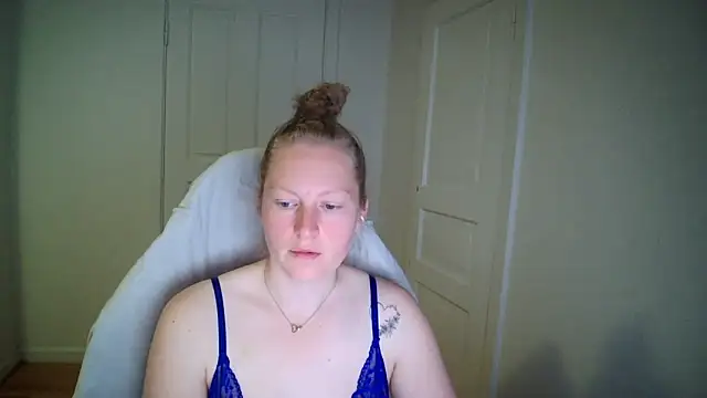 Snapshot of Girlnina-1995 chatting on May 20, 6:10 am Girlnina-1995 online show from May 20, 6:10 am