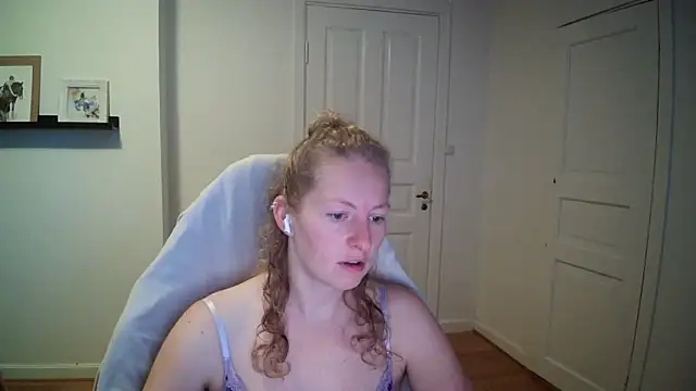 Snapshot of Girlnina-1995 chatting on September 25, 8:09 am Girlnina-1995 online show from September 25, 8:09 am