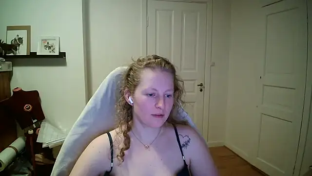 Girlnina-1995 online show from March 4, 8:49 pm