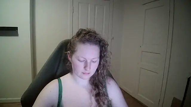 Snapshot of Girlnina-1995 chatting on February 10, 5:19 pm Girlnina-1995 online show from February 10, 5:19 pm