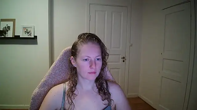 Snapshot of Girlnina-1995 chatting on October 7, 5:52 am Girlnina-1995 online show from October 7, 5:52 am