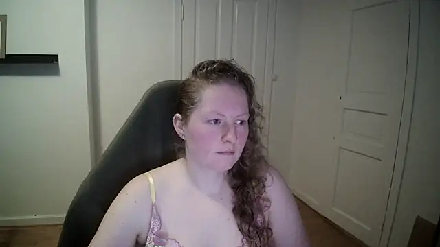Snapshot of Girlnina-1995 chatting on March 5, 10:44 am Girlnina-1995 online show from March 5, 10:44 am