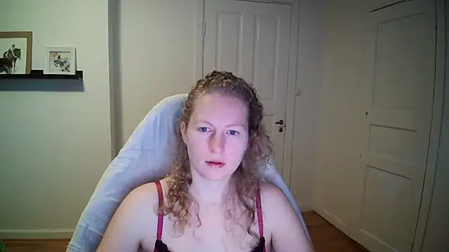 Snapshot of Girlnina-1995 chatting on October 15, 6:54 am Girlnina-1995 online show from October 15, 6:54 am