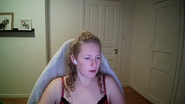 Snapshot of Girlnina-1995 chatting on October 15, 7:11 pm Girlnina-1995 online show from October 15, 7:11 pm