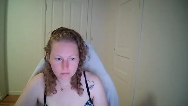 Snapshot of Girlnina-1995 chatting on May 4, 6:17 am Girlnina-1995 online show from May 4, 6:17 am