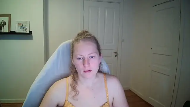 Snapshot of Girlnina-1995 chatting on October 1, 8:41 am Girlnina-1995 online show from October 1, 8:41 am